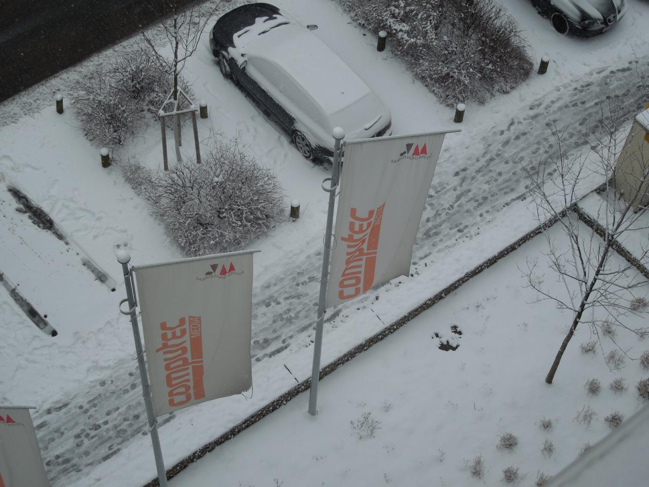[18/01/2013] Jetzt wissen endlich, dass wir diesen Monat Winter haben. Vor allem Raff freut sich über die weiße Pracht. Kann er doch, wie er auch schon auf Facebook verkündete, mit seinem Fahrrad so manch abenteuerlichen Drift und Slide machen. Wie gut, dass Herr Vötter dazu nicht das Auto nimmt - so schön wie bei Dirt 3 auf einer finnischen Rallystrecke rutscht es sich auf Fürths Straßen nämlich nicht.