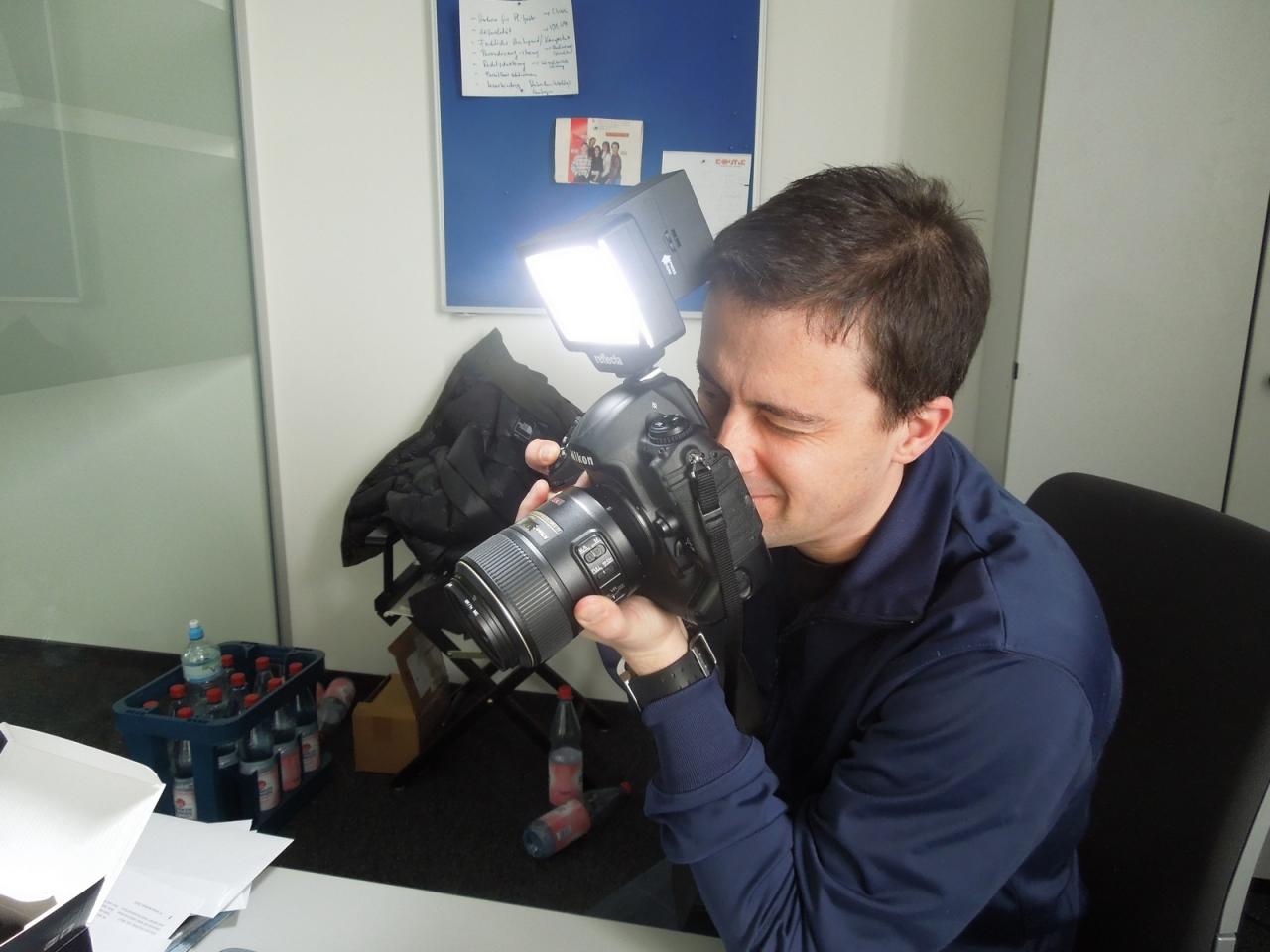 [18/01/2013] Dem Meister geht sprichwörtlich ein Licht auf. Damit er gerade nahe Objekte noch besser ausleuchten und dann fotografieren kann, hat Thilo seine digitale Nikon-Spiegelreflexkamera mit einem Reflekta-Zusatzlicht aufgerüstet. Und das Gerät ist ein wahrer Batterie-Fresser. Gleich acht AA-Modelle benötigt der Lichtspender, da kann man ja beim Händler gleich ein Batterie-Abo einrichten lassen. 