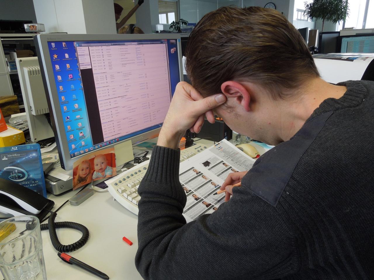 [18/01/2013] Organisieren und Korrigieren, das sind zwei Dinge, die sich keinesfalls ausschließen, die aber auch unser Orga-Meister Marco bestens beherrscht. Gerade schaut Herr Albert prüfend über unsere Teamseite, aber hier halten sich die Fehler der Kollegen noch in Grenzen, oder Marco? 