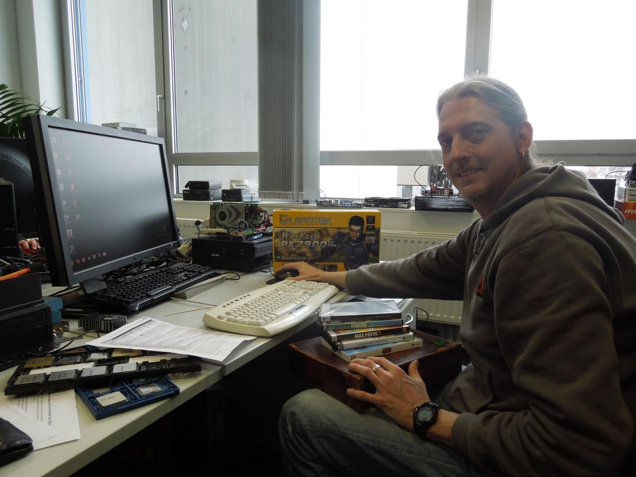 [18/01/2013] Warum hat sich den unser Spieleonkel am Sauter-System breit gemacht? Man könnte vermuten, dass er die Titel auf seinem Schoß endlich mal am 27-Zoll-TFT spielen will. Weit gefehlt, im Rahmen seiner Untersuchungen zu den von den Spiele-Machern angegebenen Systemanforderungen spielte Herr Stöwer meist in 720p, mit minimalen Details und teils antiquierter Hardware am Riesen-Flachmann.