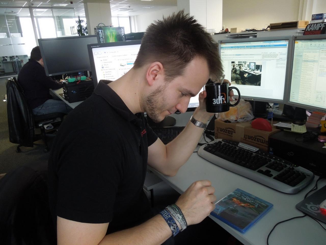 [18/01/2013] 20.1.2013: Die Blu-ray mit Batman: The Dark Knight ist ein beliebtes Testobjekt für Grafikkarten und HTPCs. Leider ist das gute Stück so oft im Einsatz, dass es nur die Hülle schon diverse Gebrauchsspuren aufweist. Doch wir haben nun Nachschub und unser Raff freut sich, dass er das gute Stück auspacken darf. Den wird er bestimmt wieder während der Arbeitszeit gucken - natürlich nur zum Testen von Grafikkarten.