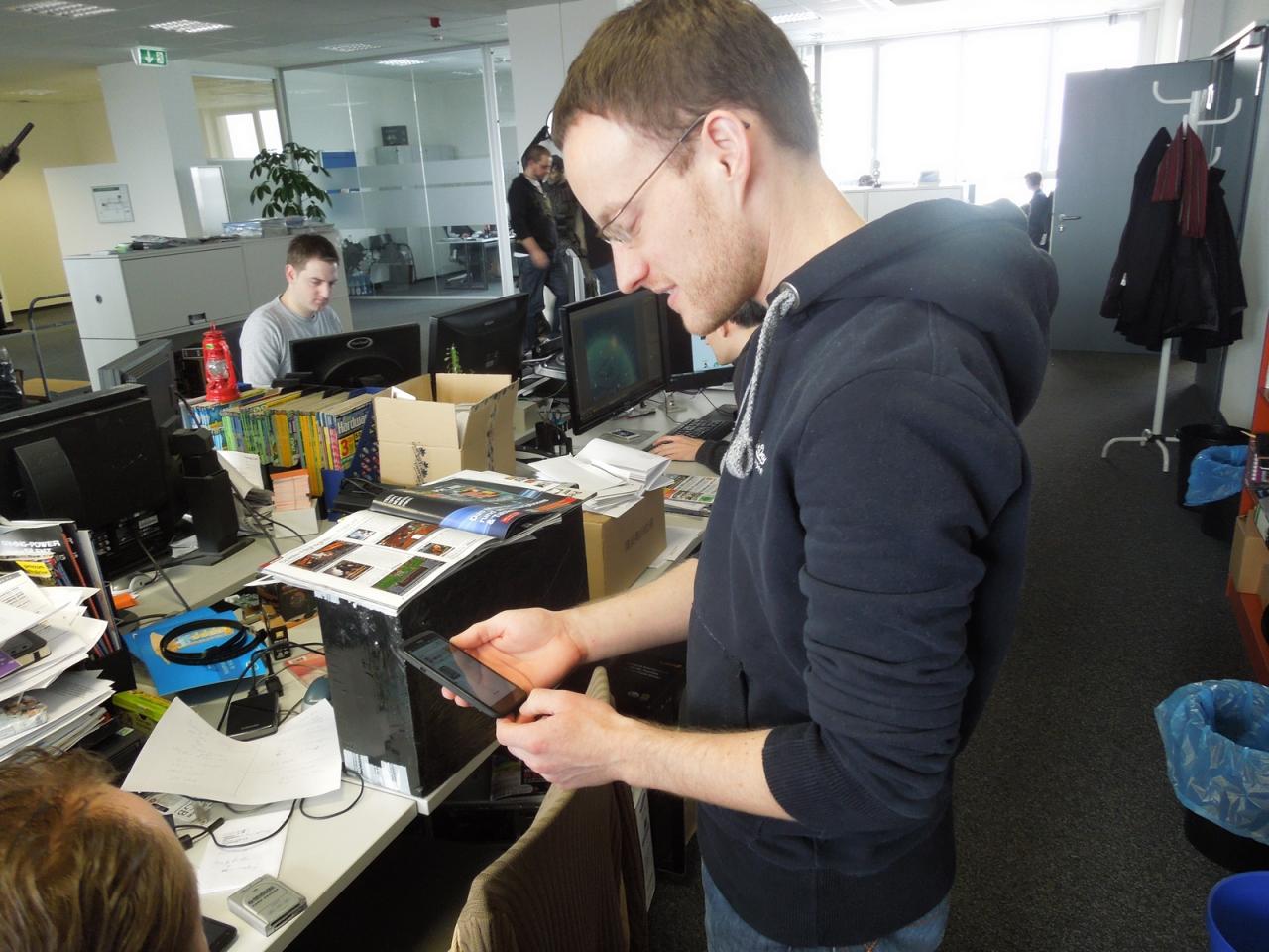 [25/01/2013] Smartphone oder Magazin, wo sieht die Pad&Phone denn nun am schönsten aus? Für Daniel als Mastermind der PCGH-Zeitung rund um Smartphones und Tablets ist der Fall natürlich klar. Doch das Killerargument des Spieleonkels (selbst ernannter Pullewannen-Fan), dass man ein Tablet oder Smartphone lieber nicht zur Badewannenlektüre entsetzt, kann auch Herr Möllendorf dann doch nicht entkräften.