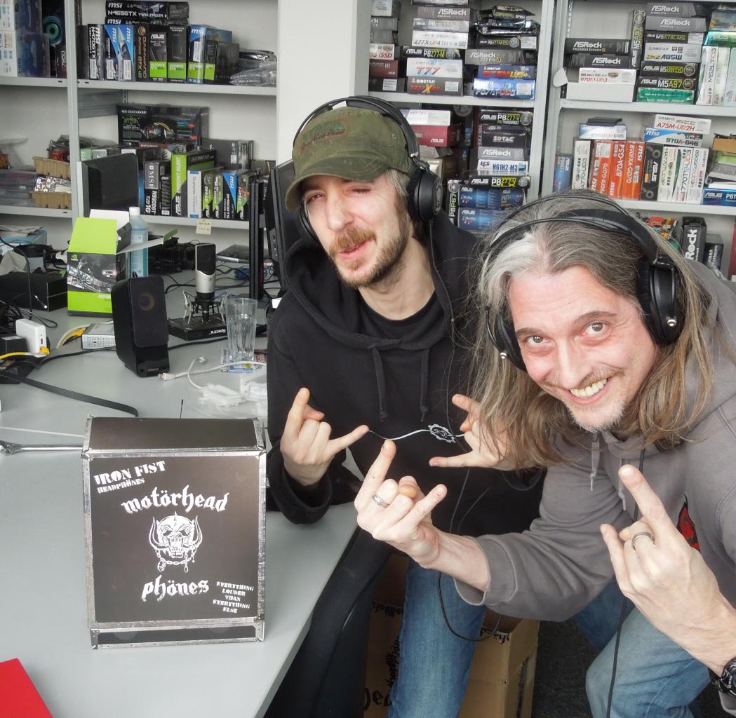 [25/01/2013] 27.1.2013: Laut, lauter, Motörhead! Diese beide älteren Herren wissen, was richtiger Heavy Metal ist. Und als bekennende Fans der Gruppe rund um das Hard-Rock'n'Roll Urgestein Lemmy the loudest Voice Kilminster war es gar keine Frage, wer den Hands-, äh Ears-On-Test der Motörheadphönes machen. Und welchen Klängen wurde gelauscht? Selbstverständlich Hits wie 