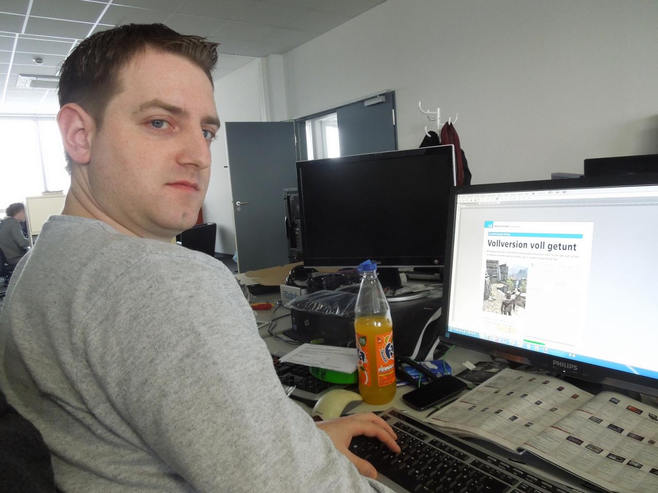 [25/01/2013] Reinhard geht fremd. Moralisch verwerflich ist das jedoch nicht, denn er darf nur ausnahmsweise einmal den Job des Spieleonkels übernehmen und ein Tuning für Arcania anfertigen, die Vollversion in der PCGH 03/2013. Und wenn man die schöne Überschrift des Artikels liest, kann man sich denken, warum Herr Staudacher so zufrieden guckt. 