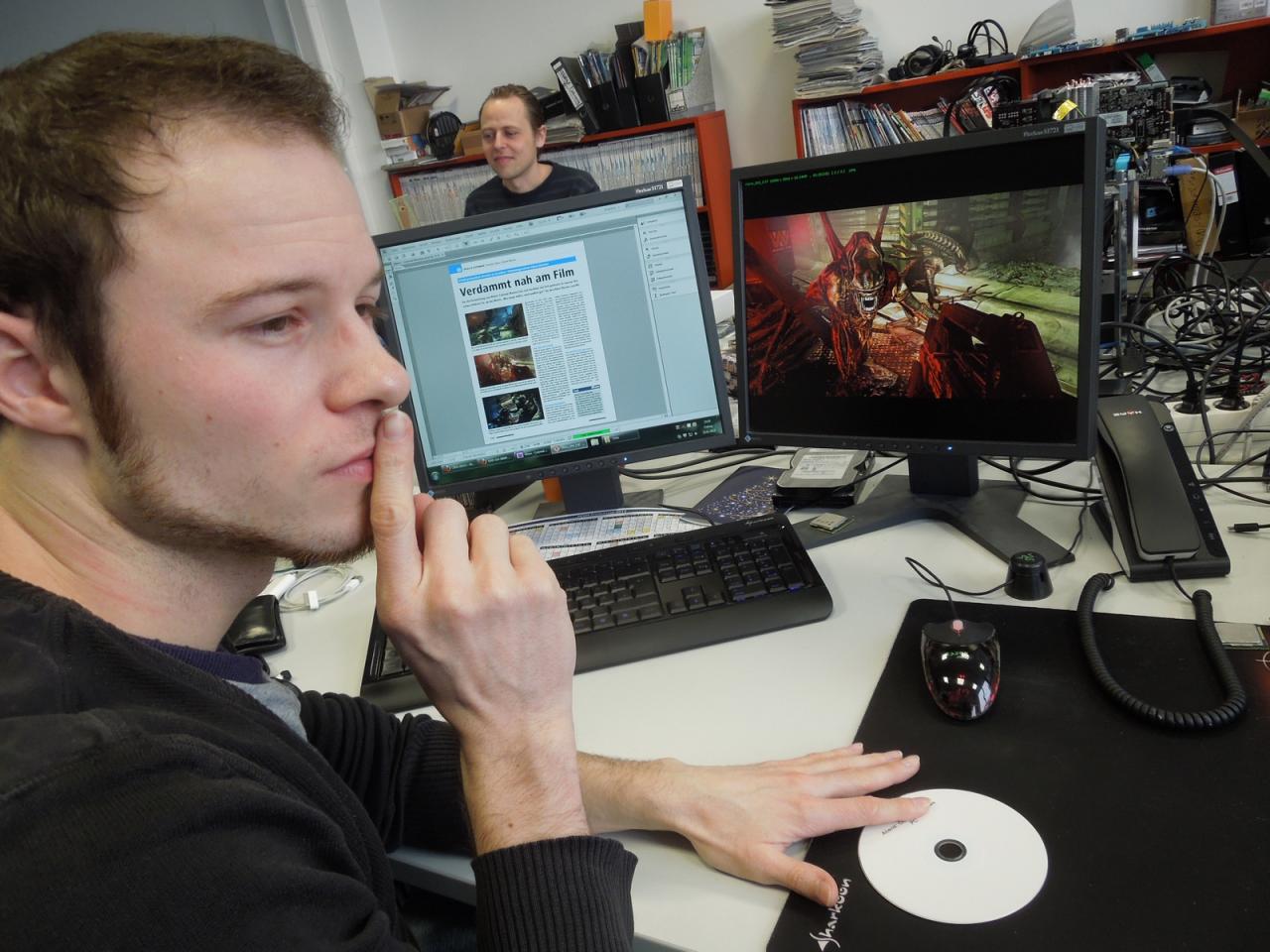 [25/01/2013] Bei Herrn Sauter geht es mal wieder geheim zu, zumindest was den annähernd weißen Datenträger in seine linken Hand betrifft. Wer diese Serie und ihr Motto jedoch kennt, weiß, dass wir irgendwo im Bild dann doch einen Hinweis versteckt haben, was denn nun auf dem Silberling gespeichert ist. Versuchen Sie es doch einmal zu errraten!