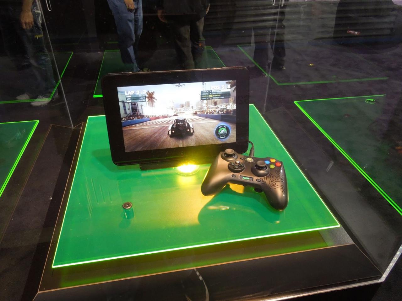 [08/01/2013] Razer stellt Edge auf der CES aus (8)