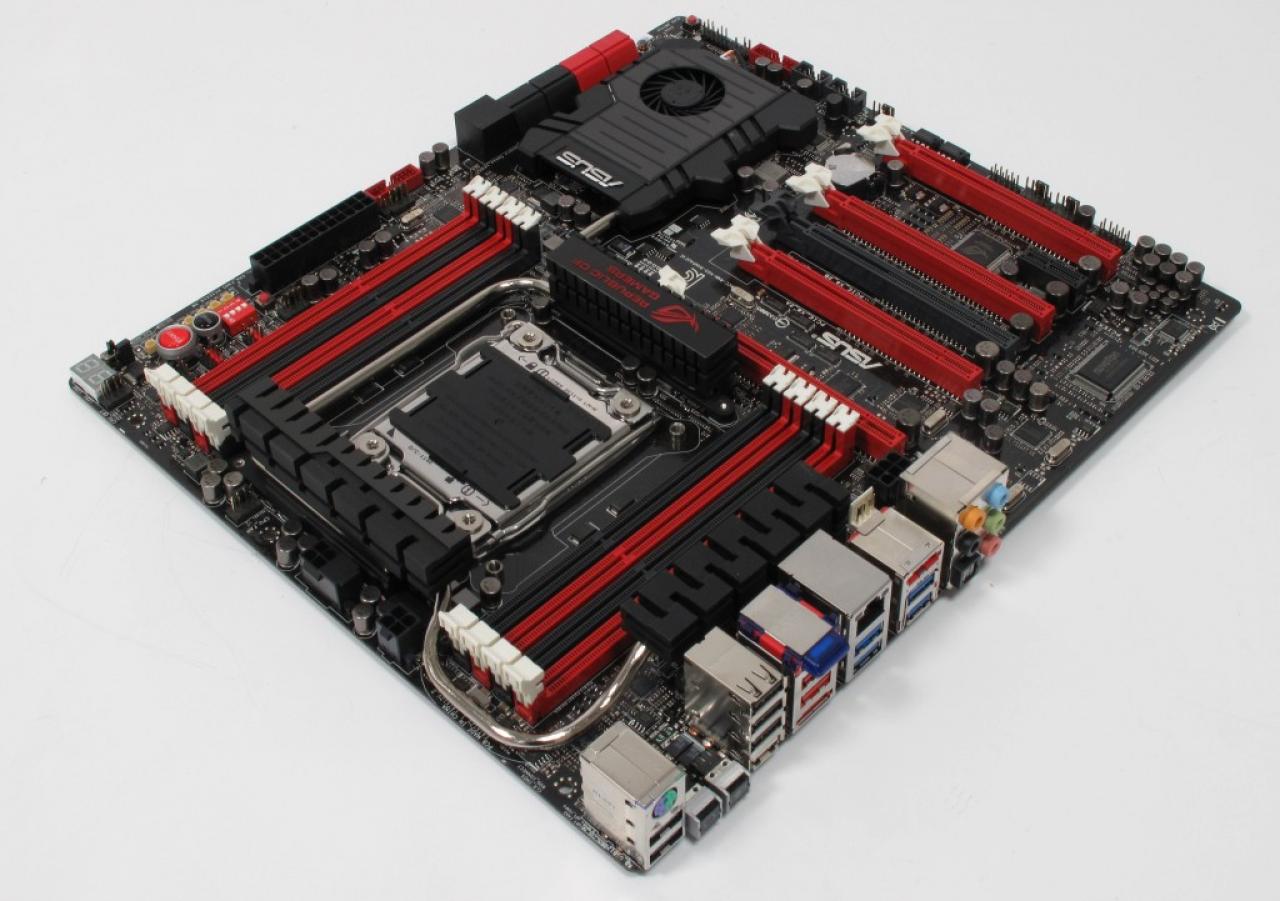 [24/01/2013] Asus Rampage IV Extreme: Ein OC-Key genanntes Dongle, dass zwischen DVI-Anschluss und Monitor gesteckt wird, blendet bei diesem Sockel-2011-Mainboard Hardware-Infos ein, ohne dass System oder Systemleistung beeinflusst werden.