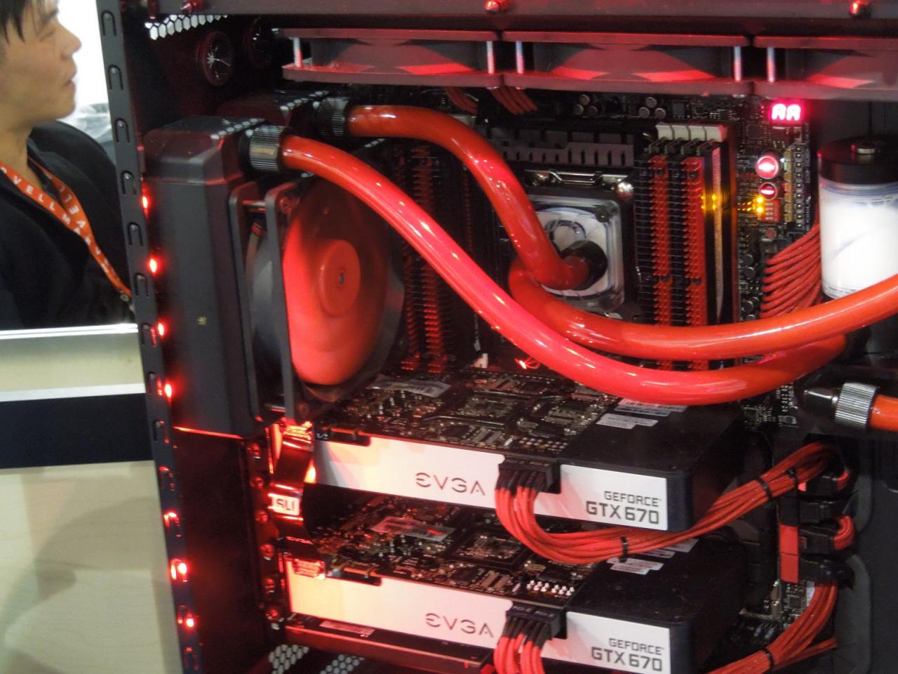 [10/01/2013] Icedragoncooling mit Origin-Komplett-PC und ihrem Kühlmittel auf der CES (2)