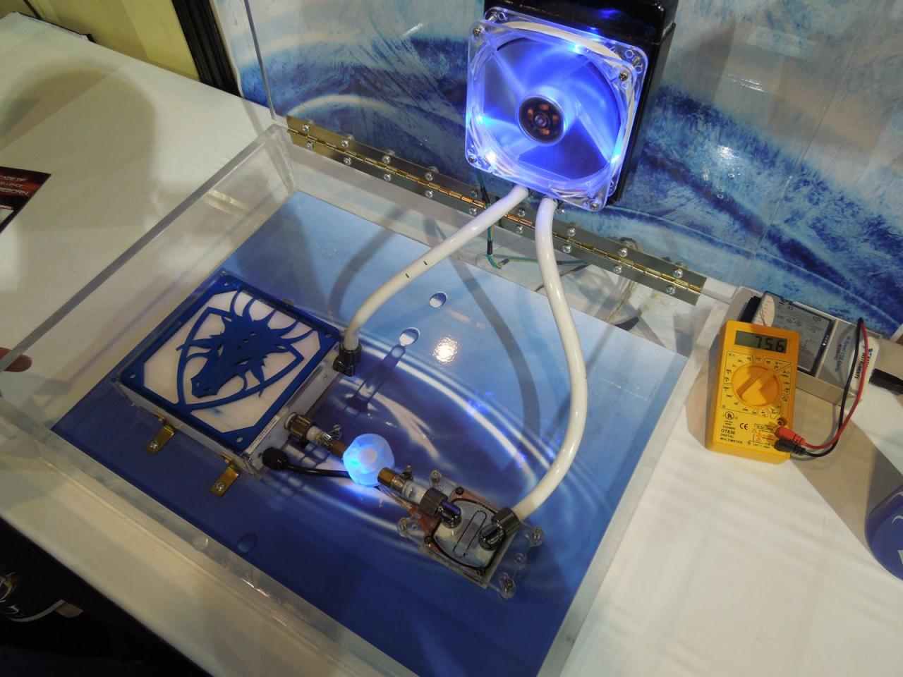 [10/01/2013] Icedragoncooling mit Origin-Komplett-PC und ihrem Kühlmittel auf der CES (5)