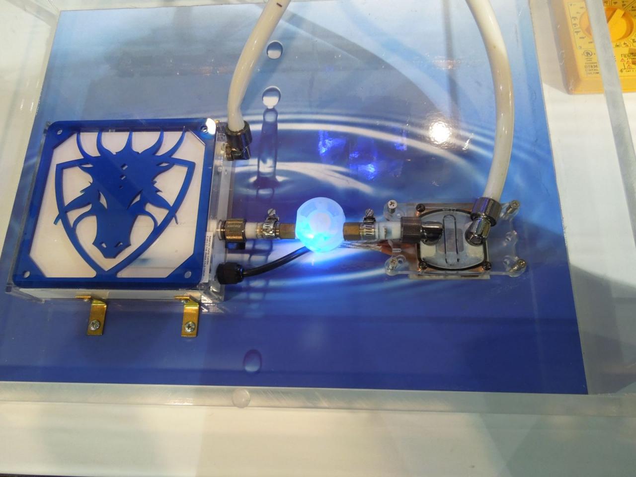 [10/01/2013] Icedragoncooling mit Origin-Komplett-PC und ihrem Kühlmittel auf der CES (7)