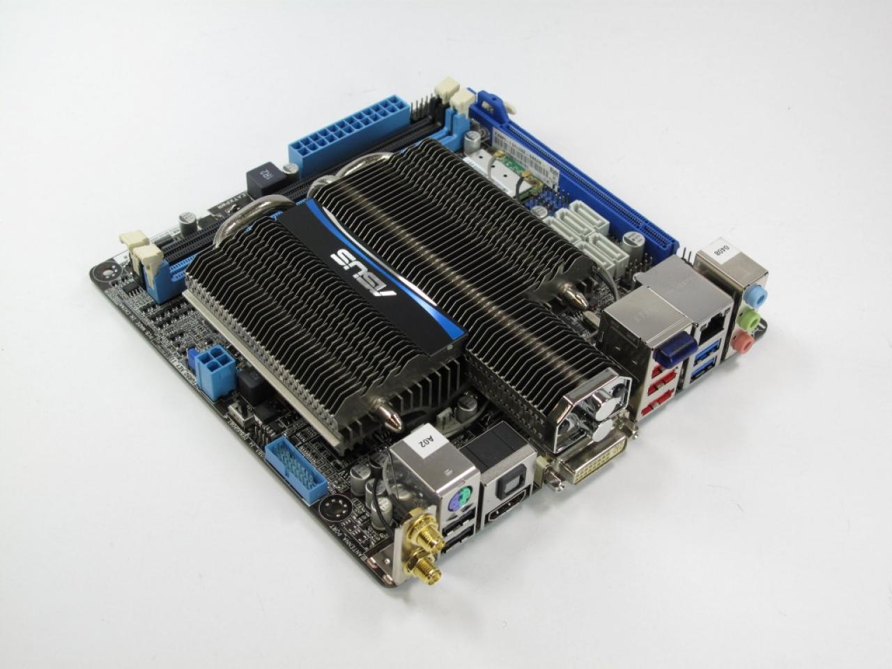 [24/01/2013] Asus E35M1 I Deluxe: Mehr Kühler als alles andere: Der Sparprozessor E-350 von AMD wird hier samt Mainboard-Chip passiv gekühlt - und der Anblick ist beeindruckend.