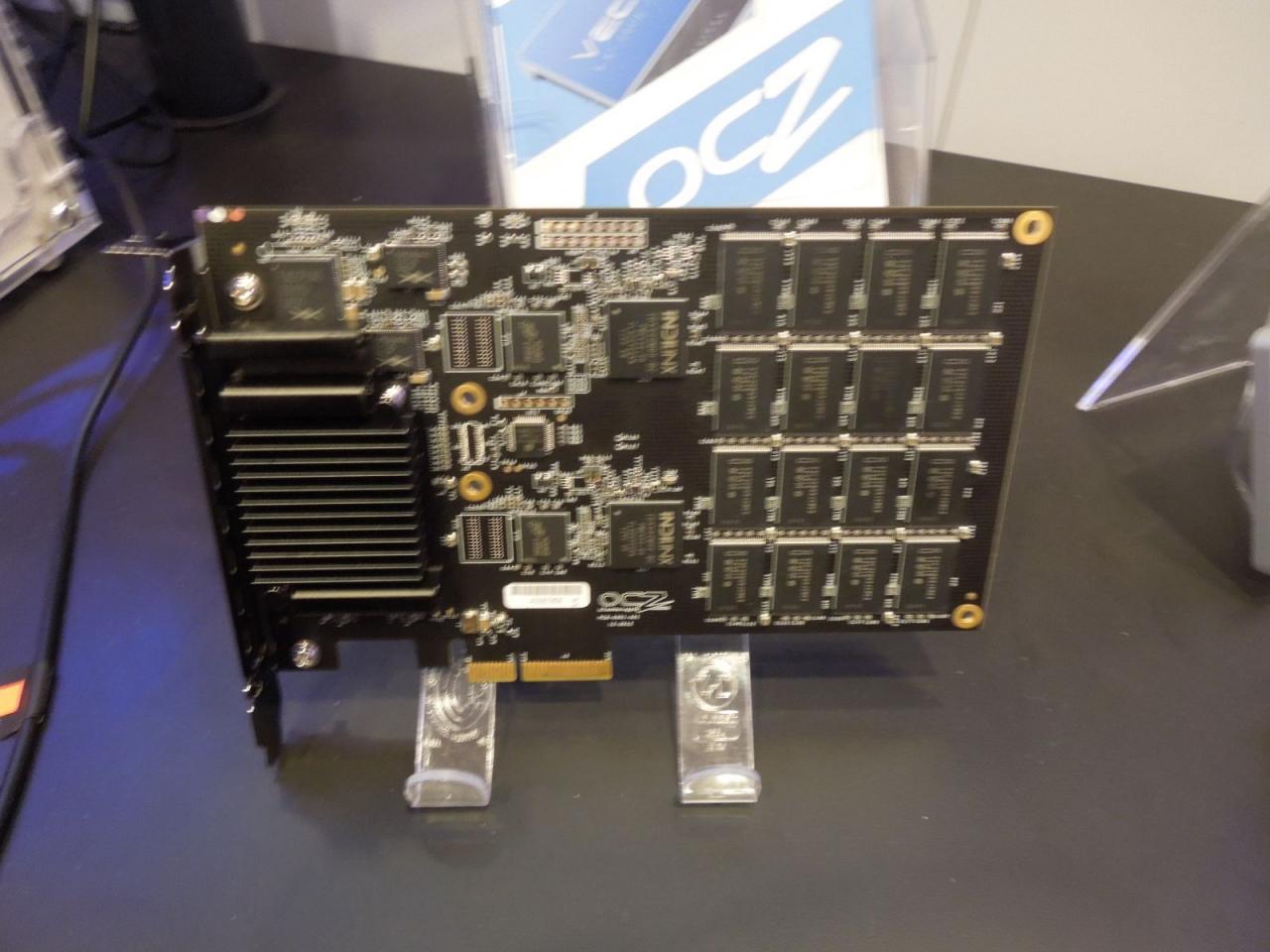[11/01/2013] OCZ zeigt PCI-E-Vector mit einem Durchsatz von rund 1 GByte/S (10)