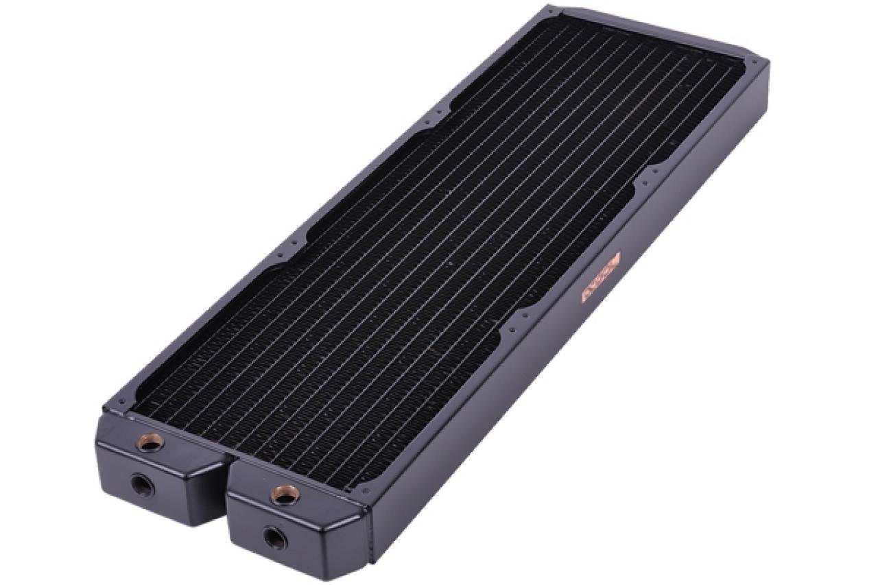 [16/02/2013] Riesig: Der Alphacool NexxxoS XT45 Full Copper 180mm Triple misst stolze 585 x 182 x 45 mm. 