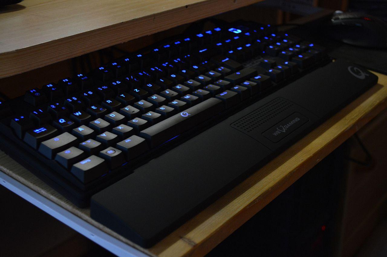 [22/02/2013] Update vom 24.02. mit Maus im schwarz-grünen Used-Look und 20 Jahre alter Apple-Tastatur (12)