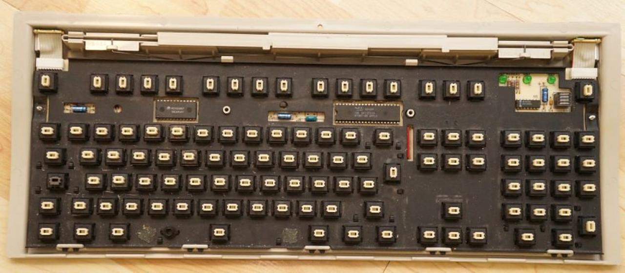 [22/02/2013] Update vom 24.02. mit Maus im schwarz-grünen Used-Look und 20 Jahre alter Apple-Tastatur (4)