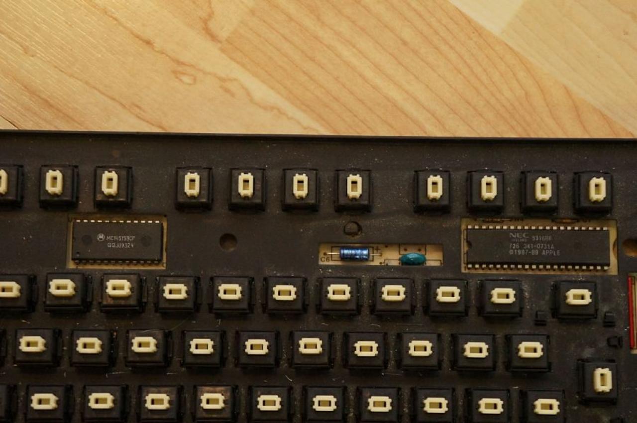 [22/02/2013] Update vom 24.02. mit Maus im schwarz-grünen Used-Look und 20 Jahre alter Apple-Tastatur (5)