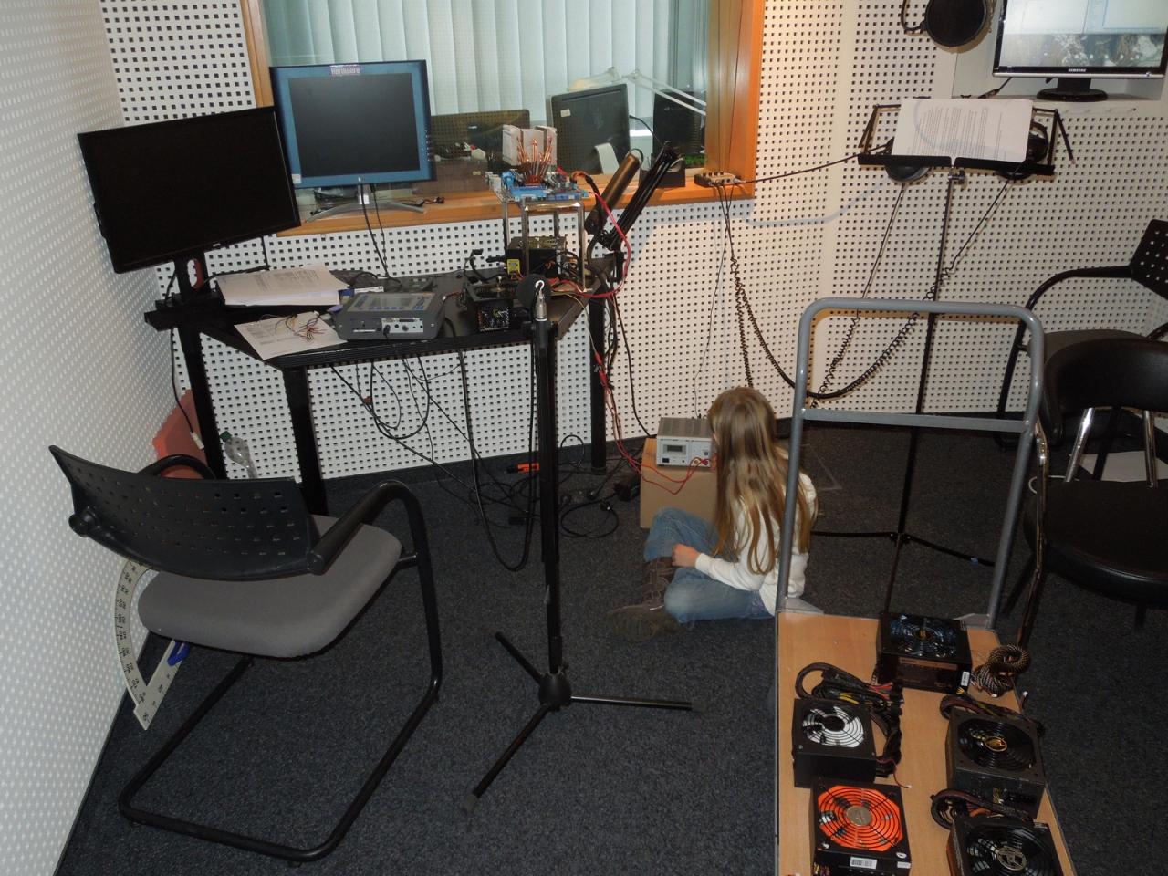 [22/02/2013] 24.2.2013: Bevor Sie uns jetzt entrüstet schreiben, wir würden Kinderarbeit fördern, wollen wir Sie schnellstens aufklären. Die junge Dame im Bild ist Alina, die Tochter unseres Orga-Künstlers Marco. Und anscheinend hat die Kleine etwas vom Organisationstalent ihres Vaters geerbt, denn Sie kommt beim Netzteil-Testen schon ganz ohne väterliche Instruktionen klar.