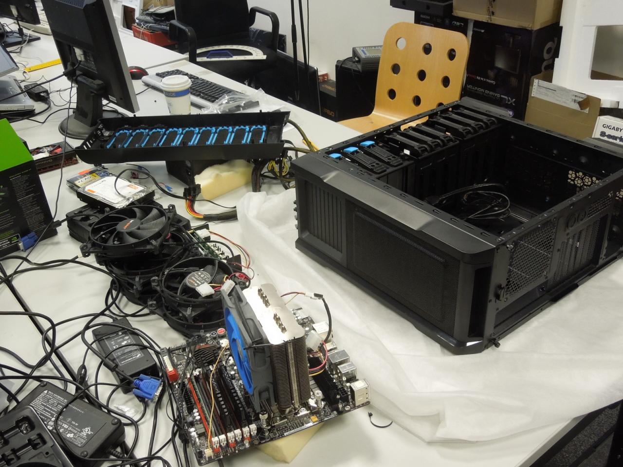 [22/02/2013] Na ordentlich sieht das ja nicht aus, wenn das dynamische Duo Möllendorf/Stöwer Hardware-Behausungen im Midi-Format genau unter die Lupe nimmt. Hier könnte die alte Weisheit 