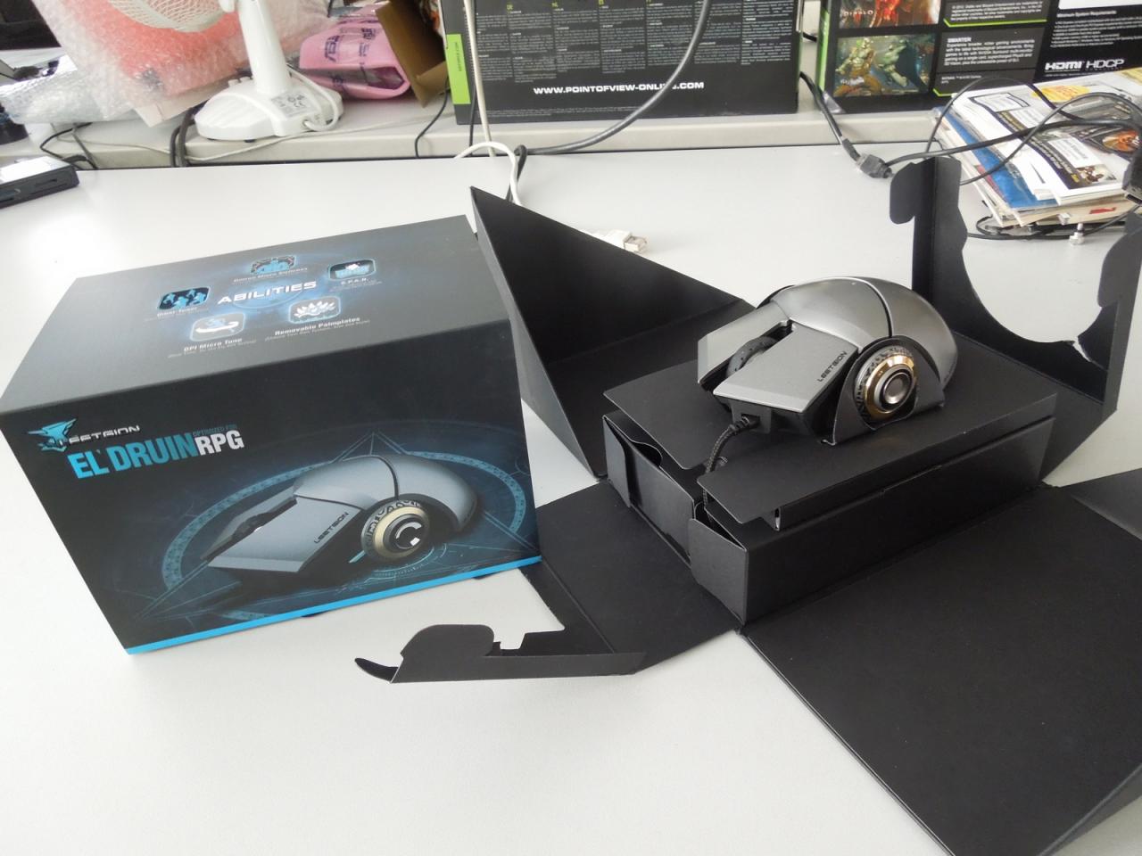 [22/02/2013] Leetgion El'Druin heißt dieser sehr speziell ausschauende RTS-Nager. Dass die Druiden-Maus zu Händen unseres Spieleonkels geschickt wurde, hat nur berufliche Gründe: Obwohl Herr Stöwer seine Haarpracht lang trägt und diese schon ein wenig angegraut ist hat er mit Zauberei und Magie wenig am Hut, auch wenn er optisch als Druide durchgehen könnte. 