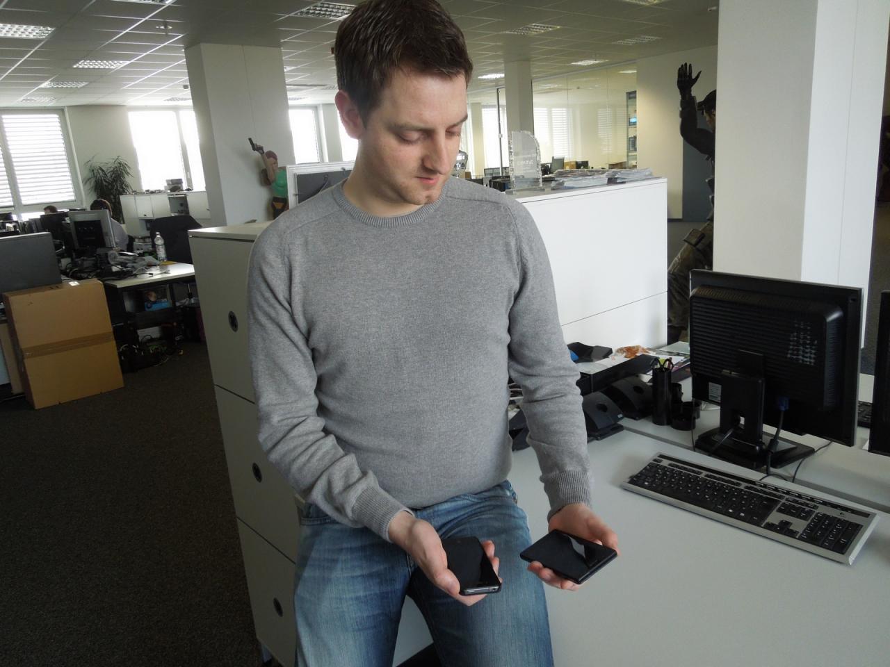 [22/02/2013] Glaubt man dem weiblichen Geschlecht, ist die Größe nicht immer alles. Ob das unser Südtirol-Import Reinhard auch so sieht? Seinem kritisch vergleichenden Blick auf das iPhone 4 und das Sony Experia Z nach zu urteilen, gibt er der Damenwelt im Falle von Smartphones nicht Recht. Hier zählt jeden Zentimeter (Bildschirmdiagonale). 