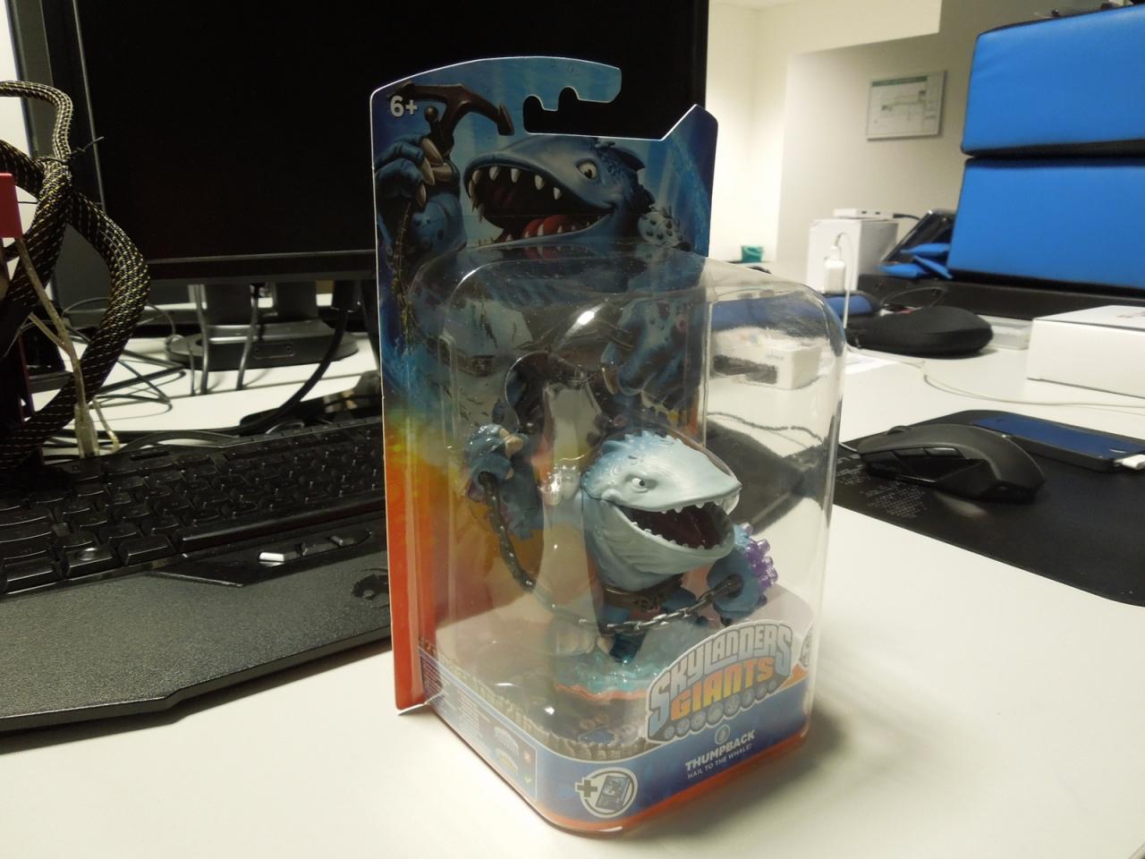 [01/02/2013] Kennen Sie Skylander Giants? Nein? Dann geht es Ihnen ähnlich wie unserem Meister Thilo. Der bekam vergangene Woche eine Thumpback-Figur zugeschickt und rätselte, was es damit auf sich hat. Nachhilfe in Sachen Skylander-Spiele/-Figuren leistete dann der Spielonkel und durfte das gute Stück behalten - für seine Tochter Kassandra, die im Alter von sieben Jahren schon Skylander-, Pokemon und Angry-Bird-Fan ist.