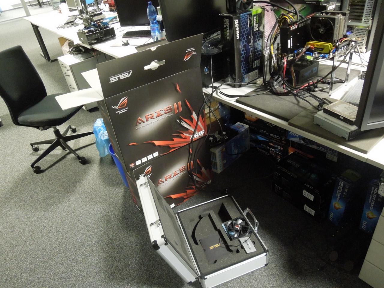 [01/02/2013] Asus Ares 2 die Zweite: Zum einen klärt dieses Bild, warum die Verpackung der Zweichip-GHz-Edition so (übertrieben) groß ausgefallen ist. Zum anderen zeigt es, dass Herr Vötter (hier ausnahmsweise mal nicht im Bild) seinem Testsystem endlich mal eine streng limitierte, außergewöhnliche, übertaktete Edel-Karte spendieren durfte, wo er doch sonst immer (faktenbasiert!) SLI-/Crossfire-Lösungen kritisiert.