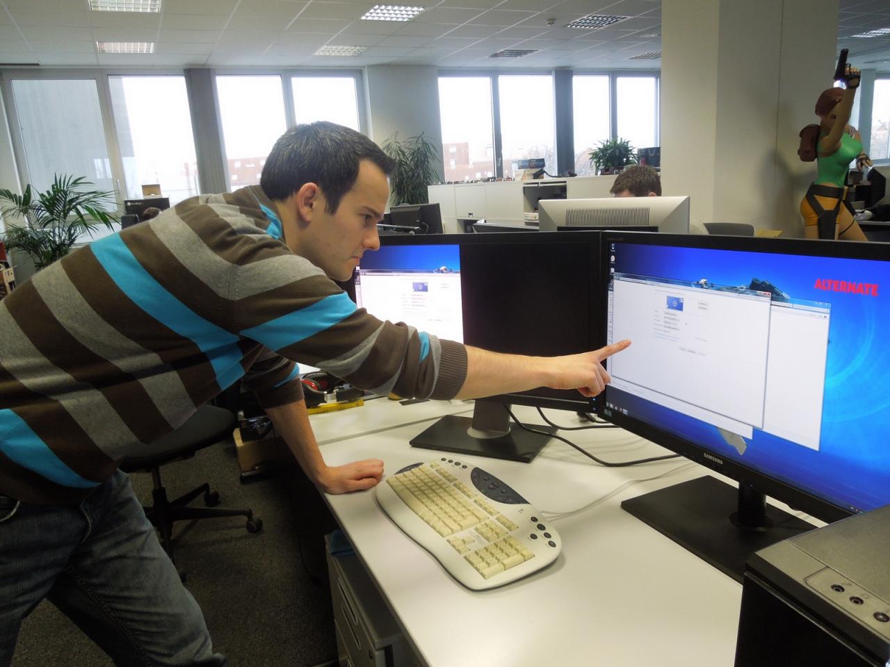 [01/02/2013] Der Daniel zählt hier doch nicht etwa Pixel. Nein, so penibel ist Herr Doktor Waadt nicht. Er ist gerade dem unerklärlichen Phänomen der störenden Kristalleffekte bei PC-Monitoren auf, der Spur und bei einem seiner TFTs am Arbeitsplatz auch schon wieder fündig geworden. Da muss dann wohl ein besseres Modell her. 