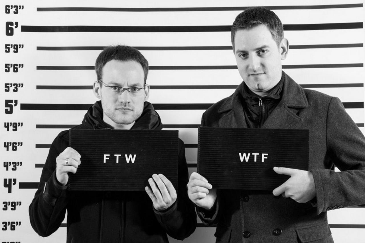 [08/02/2013] 10.2.2013: Auch wenn es so aussieht als hätte die Exekutive unsere beiden Kollegen hier zu einem Fototermin für ihre Akten gebeten, können Sie ganz beruhigt sein. Natürlich haben Herr Möllendorf und Herr Staudacher keinen Dreck am Stecken. Dieses etwas anrüchige Bild entstand auf einer Spendenveranstaltung für eine schwer erkrankte Kollegin aus unserem Lektorat. Da kann man sich ja auch einmal so ablichten lassen.