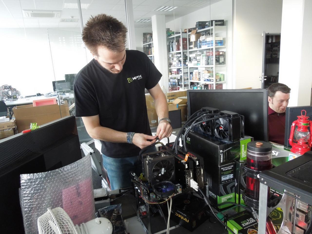 [08/02/2013] Unser Raff wollte es diese Woche wissen. Da gleich zwei Asus Ares 2 zur Verfügung standen, konnte er für seinen Multi-GPU-Artikel nicht nur Crossfire, sondern gleich, wie Herr Vötter es bezeichnet, 