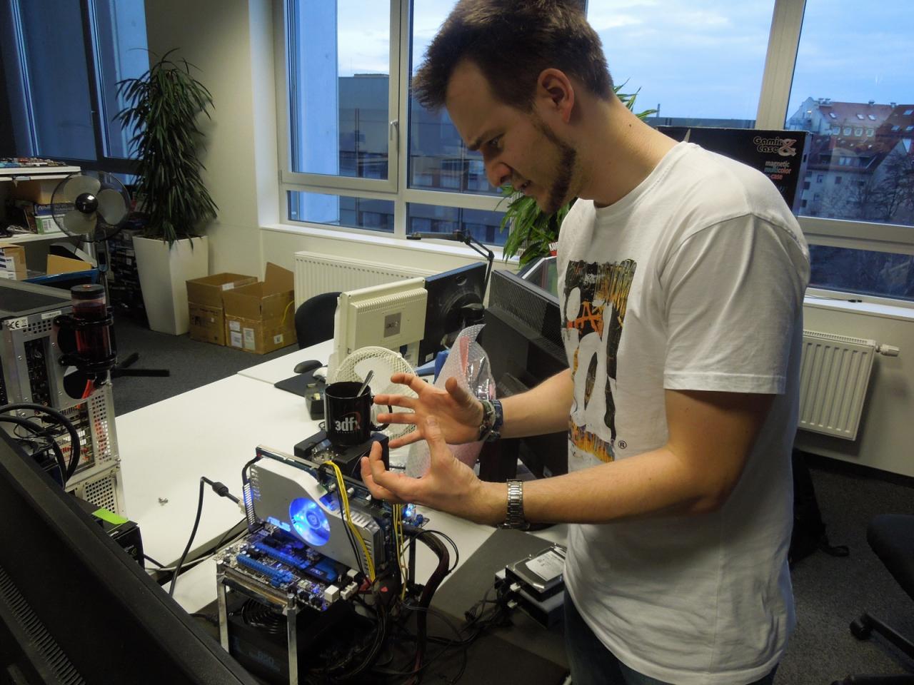 [08/02/2013] Ja, der Raff kann auch böse gucken und sich aufregen - was er dann so von sich gibt, das behalten wir lieber für uns. Aber so ist das, wenn man auch mal antiquare Dual-GPU-Karten (Asus Geforce 6800 Dual von 2005) testen muss, und der Kram mal wieder überhaupt nicht läuft. Da hat der Quadfire-Test viel mehr Spaß gemacht - oder, Herr Vötter?