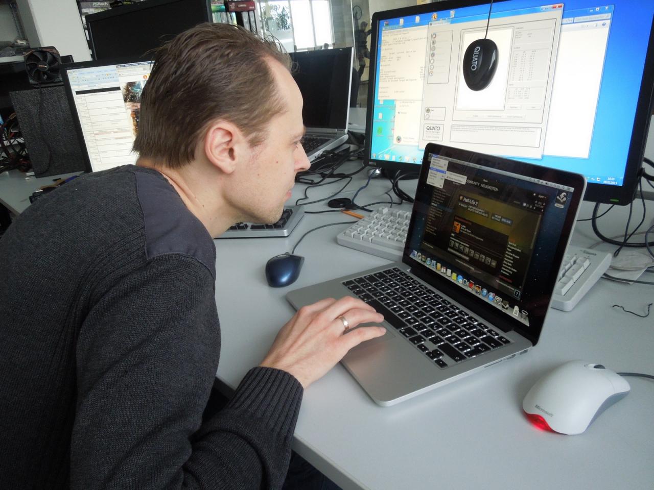 [08/02/2013] Der Marco wird doch wohl nicht fremdgehen? Zumindest spielt er nicht wie sonst mit einem Windows-Notebook, sondern mit einem Macbook. Aber irgendwie guckt Herr Albert trotzdem etwas skeptisch, oder liegt das nur daran, dass er gerade verzweifelt versucht, mit dem iOS zu arbeiten und festgestellt hat, dass es keinen klassichen Rechtklick gibt?