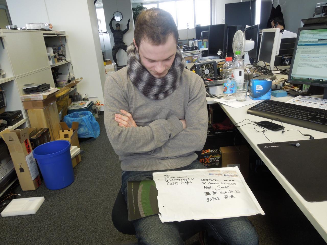[08/02/2013] Über Post von Crytek freut sich der Benchmarc natürlich ganz besonders.Allerdings befindet sich in dem aus der Firmenzentrale in Frankfurt geschickten Umschlag keine Crysis-3-Version, sondern nur das nun stark abgenutzte Mauspad, das er beim Test vor Ort vergessen hat. Schade Herr Sauter, da müssen sie sich wohl doch noch etwas gedulden. :)