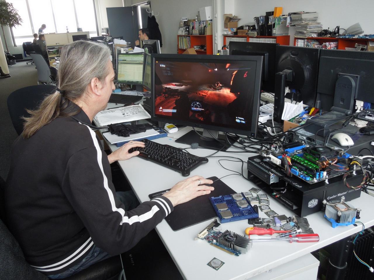 [08/02/2013] Für unseren Spieleonkel war der Donnerstag so eine Art Feiertag. Endlich durfte er, ganz wie im Film, den Aliens den Garaus machen. Wer jetzt glaubt, Herr Stöwer darf den ganzen Tag in der Redaktion spielen, der liegt trotzdem falsch. Natürlich war unser Frank nur auf der Suche nach einer geeigneten Benchmark-Szene. Trotzdem, wie man sieht, so scheint Arbeit Spaß zu machen. 