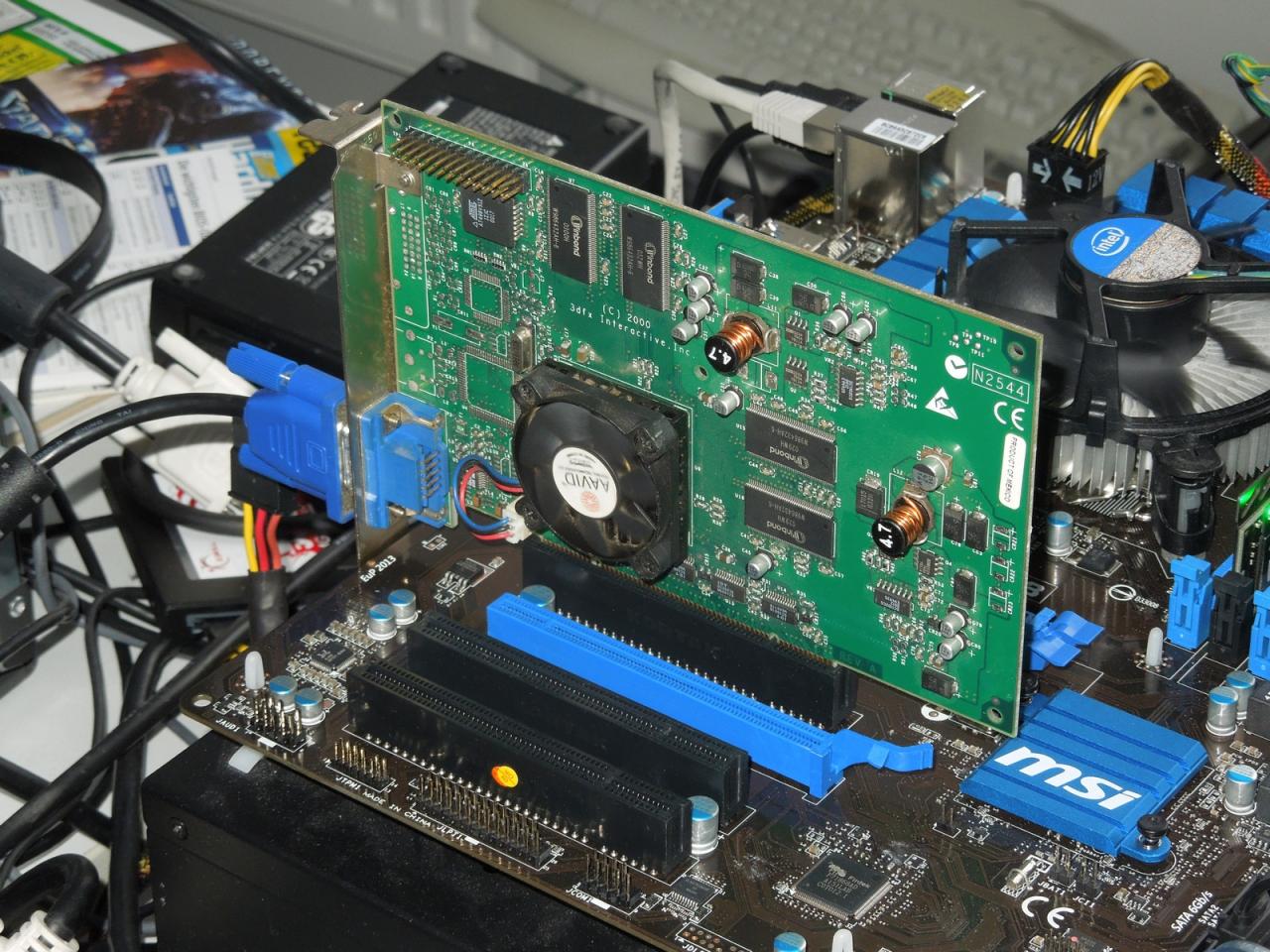 [15/02/2013] Dieses VGA-Schmuckstück ist zwar auch irgendwie neu, allerdings nur in Raffs umfangreicher Retro-Grafikkartensammlung. Nach eigener Auskunft hat Herr Vötter bei einer Ebay-Auktion stolze 40 Euro für diesen schon 13 Jahre alten 3D-Beschleuniger seines Lieblingsherstellers hingeblättert. Für Spekulationen, um welches Voodoo-Modell es sich handelt, nutzen Sie bitte die Kommentarfunktion. 
