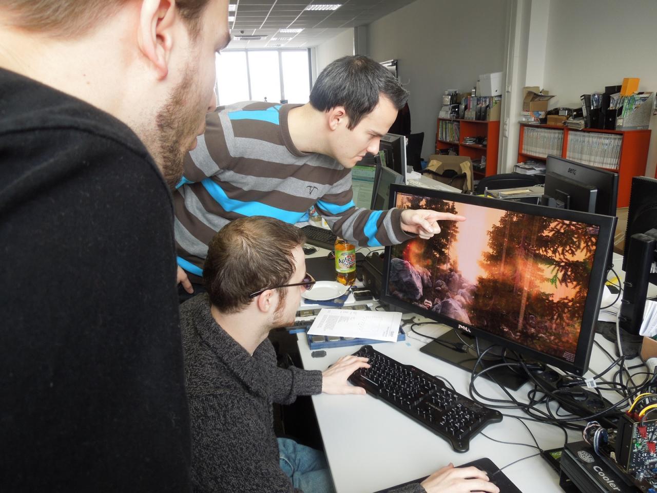 [15/02/2013] Hat unser Doktor Waadt etwa am 27 Zöller des BenchmarC einen Pixelfehler entdeckt? Bestimmt nicht! Ganz im Gegenteil staunt unser E-Commerce-Experte Daniel, der früher selber mal Grafikkarten getestet hat, über die sehenswerte Optik des Unigine Valley Benchmark. Selbstverständlich ist auch Raff, der sich dezent im Hintergrund hält, von der Pixel-Pracht angetan. 
