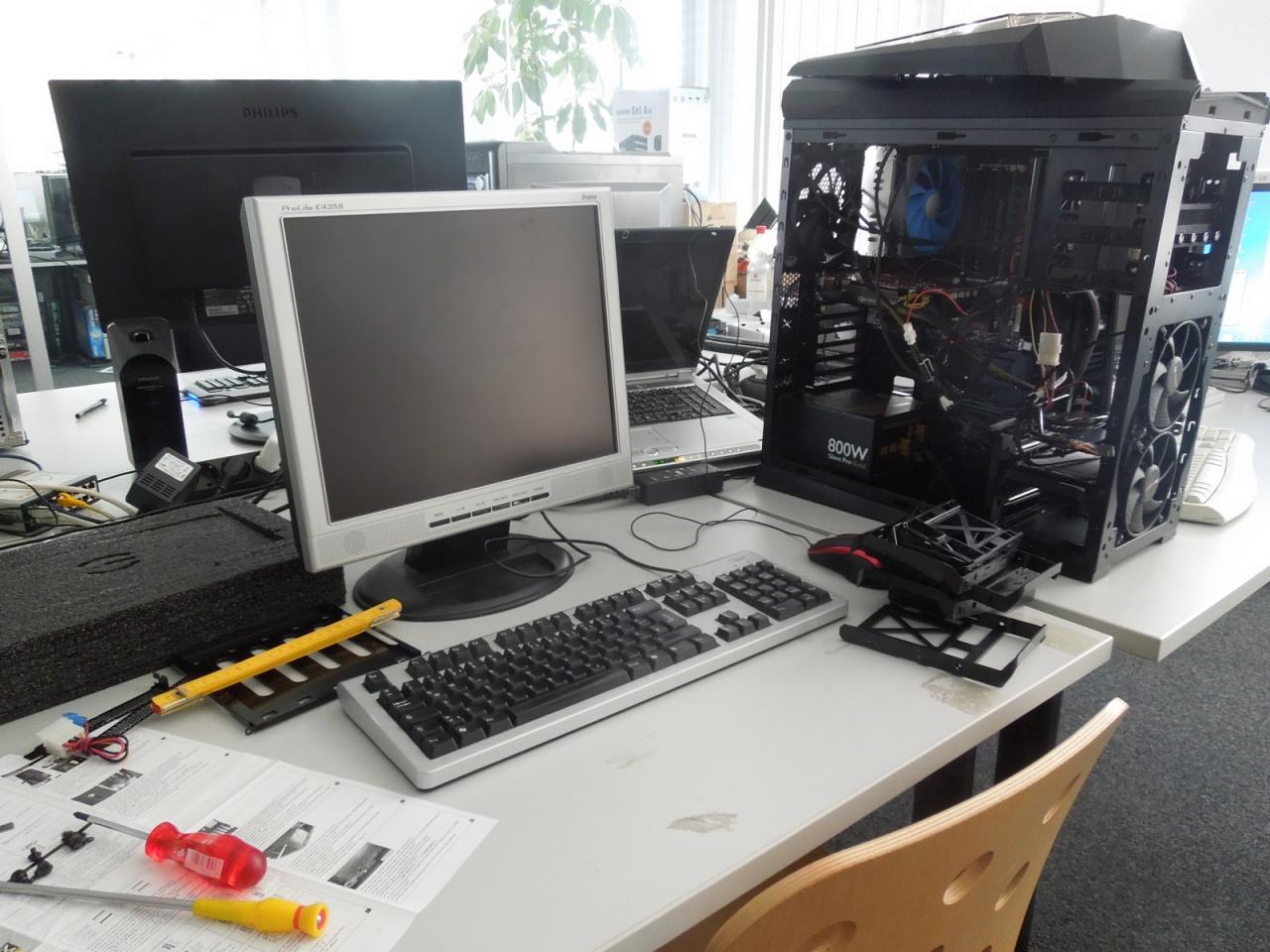 [15/02/2013] Hier sehen Sie, was passiert, nachdem unser Spielonkel die Hardware-Behausungen im Midi-Format einarmig ins Testlabor getragen hat. Die Schmuckstücke werden komplett zerlegt, mit Test-Hardare bestückt und dann für den Temperaturtest klargemacht. Dabei kommt es dem Schrauberduo Möllendorf/Stöwer natürlich zugute, dass Reinhard im Testlabor für sommerlich warme 24 Grad gesorgt hat. 