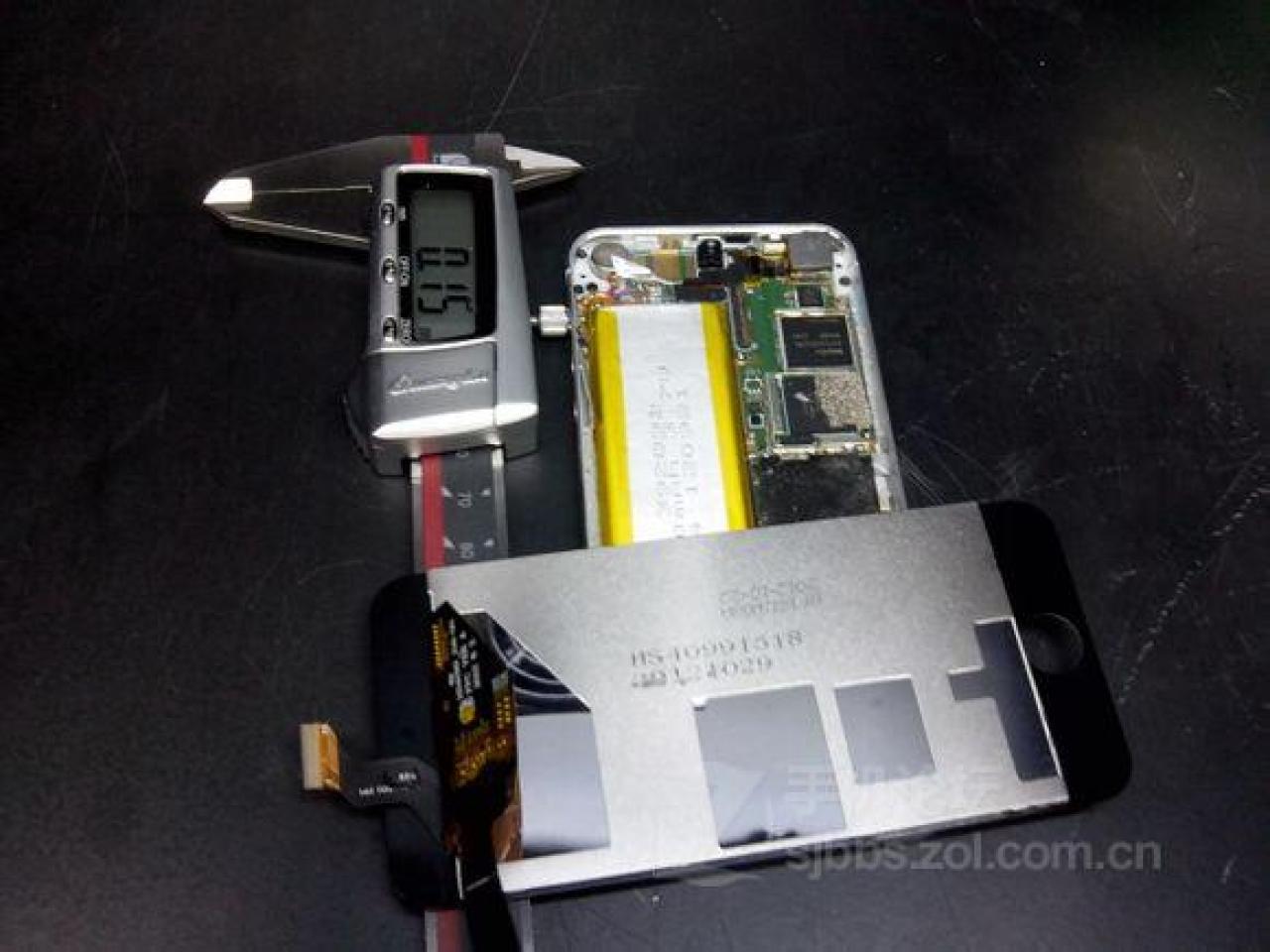 [11/02/2013] Das vermeintliche iPhone 5S mit neuem Vibrations-Motor ist ein Nachbau aus China. (6)