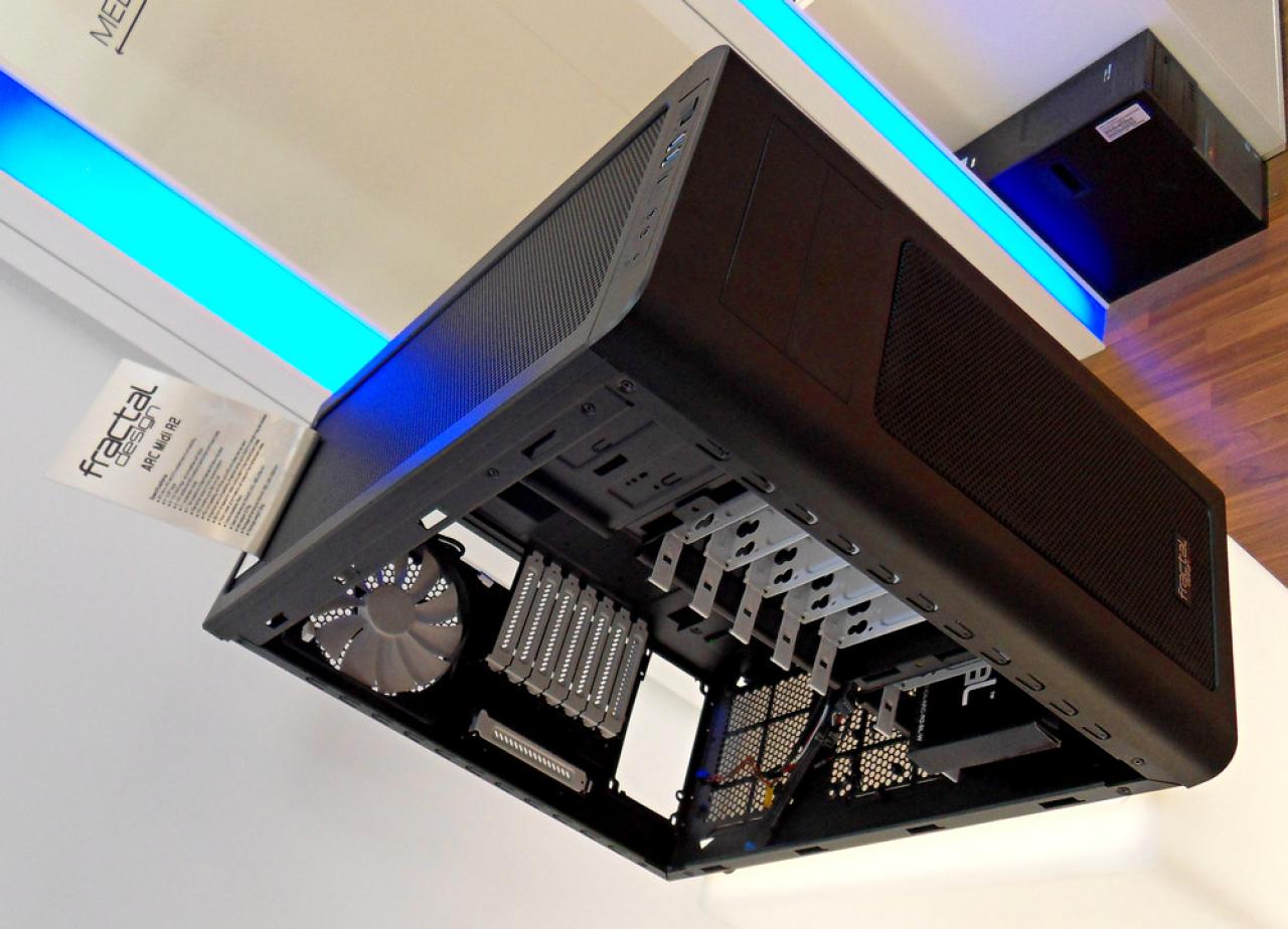 [05/03/2013] Fractal Design zeigt den Arc Midi R2 - ab Sommer verfügbar