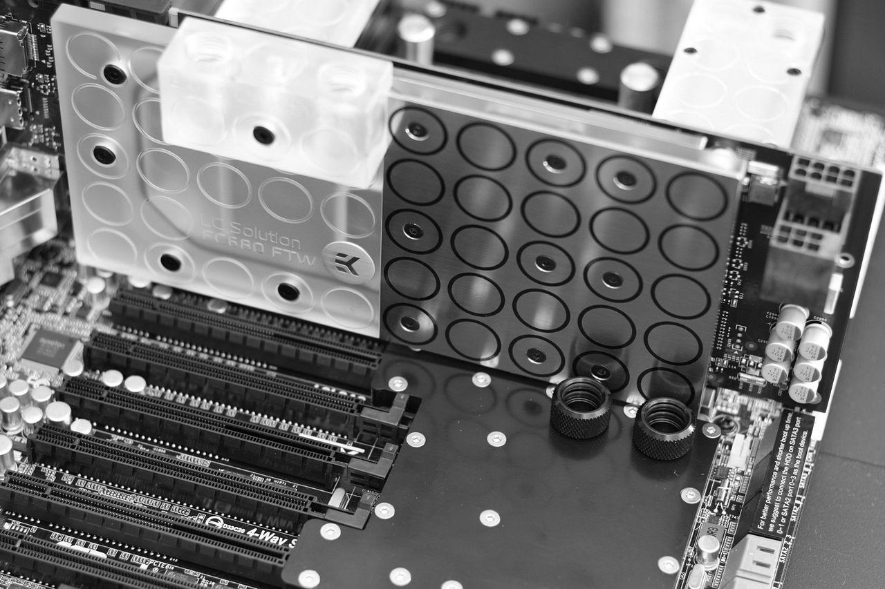 [20/03/2013] Caselabs TH10 N.V.: Ein PC mit Ausnahme-Wasserkühlung entsteht (7)