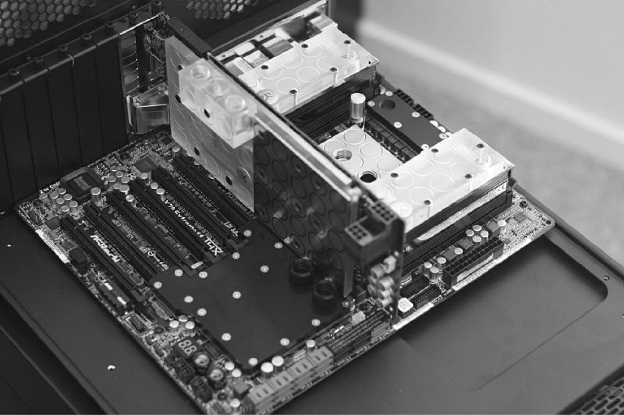 [20/03/2013] Caselabs TH10 N.V.: Ein PC mit Ausnahme-Wasserkühlung entsteht (8)
