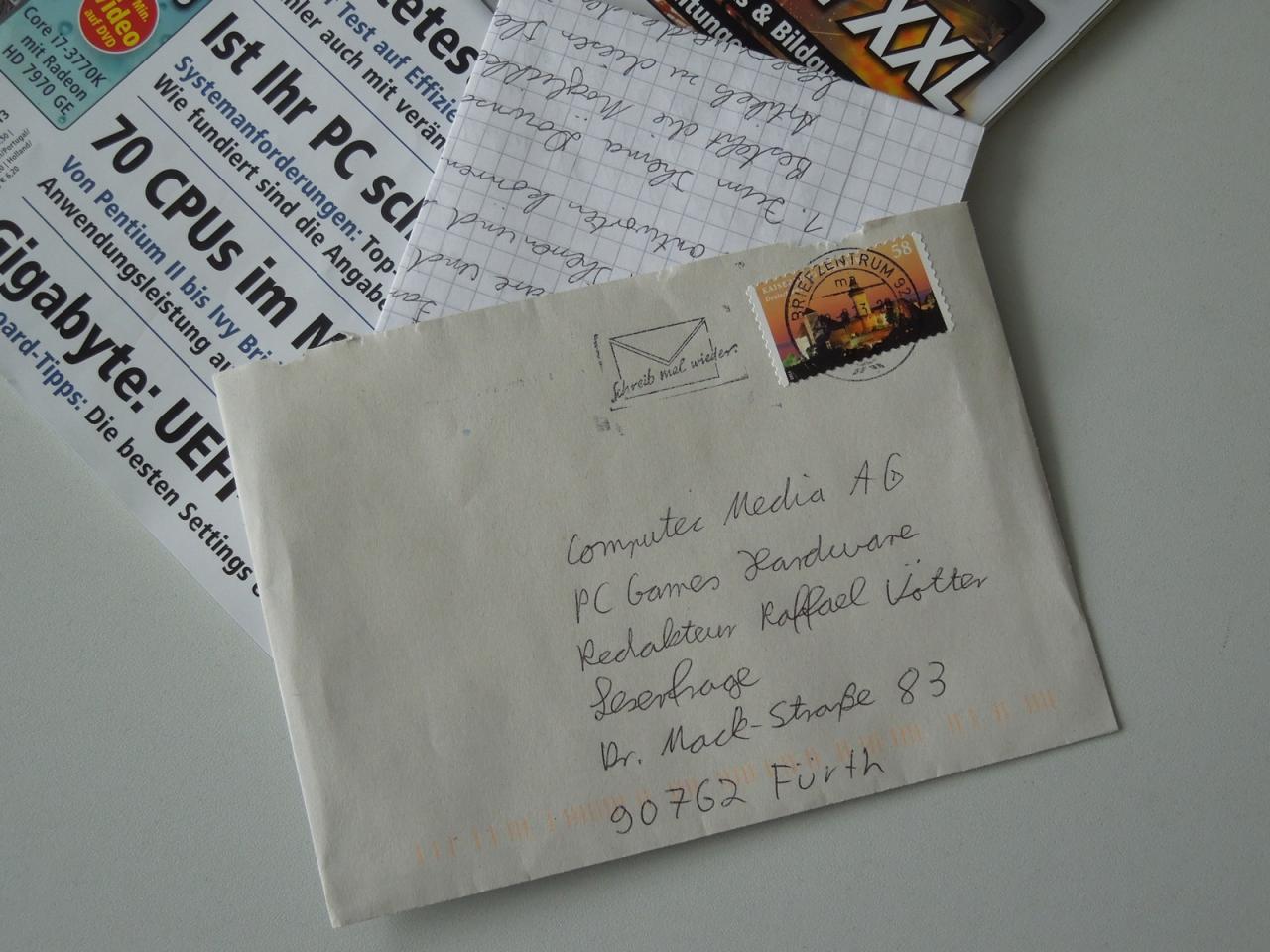 [01/03/2013] Es gibt sie wirklich noch, die analoge Leserpost! Und wem anderes als unserem Raff kommt die große Ehre zu, sein geballtes Wissen über Grafikkarten handschriftlich unter Beweis zu stellen. Ob Herr Vötter das wohl schafft? Immerhin braucht er bei der Artikelerstellung oder seinen knackigen Kommentaren im Forum immer nur auf der Tastatur herumtippen. 