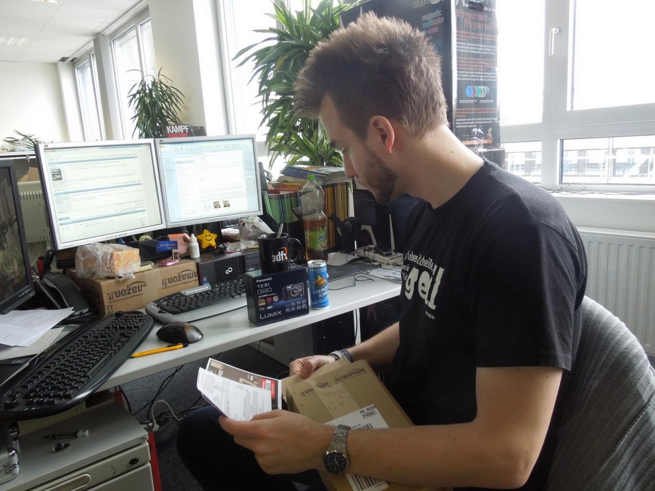 [01/03/2013] Als hätten wir es nicht schon geahnt, Raffs 3dfx-Tasse wird von einem königlichen Erfrischungsgetränk flankiert. Dabei wollte der VGA-Guru keinefalls einen Beweis für seine Koffein-Sucht erbringen, sondern einfach mal seine neuen Digicam, eine Panasonic Lumix TZ 31, präsentieren, die Herr Vötter just unter anderem für seinen Cebit-Besuch erstanden hat. 