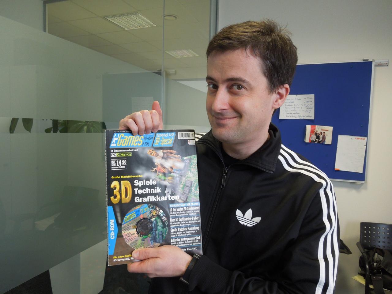 [01/03/2013] Immer wenn wir im Meisterbüro für ein Foto vorbeischauen, gräbt Thilo etwas Spannendes aus. Diesmal wird er nostalgisch und hält den Beweis für seine mittlerweile schon über 15-jährige Karriere als Hardware-Redakteur in den Händen. Noch vor der Nullnummer oder der ersten von 150 PCGH-Ausgaben verfasste Herr Bayer nämlich fachkundig 1998 dieses Grafikarten-Sonderheft, das unter der Flagge von PC Games erschien. 