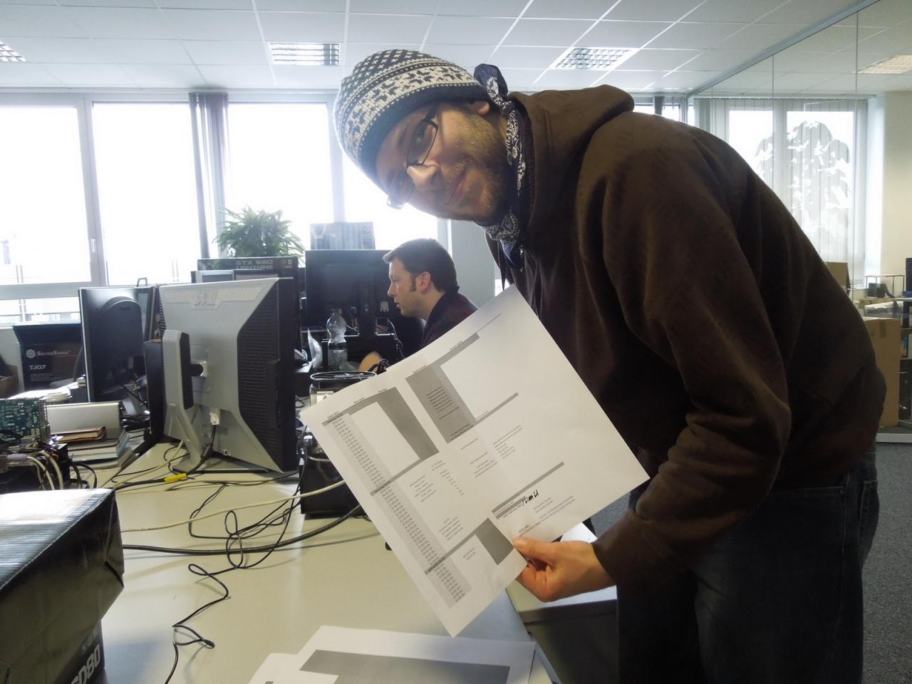 [01/03/2013] Der sportliche, junge Mann, der seinen Cebit-Plan hier in die Kamera hält, ist unser Video-Guru Daniel. Sonst immer mit den Kollegen der PC Games auf Messen unterwegs, darf er dieses Mal unsere Hardware-Highlights der Cebit filmen. Und wie es scheint, freut sich Herr Kunoth schon auf seinen Job, auch wenn er oft Null von dem Nerd-Talk versteht, den die Kollegen abhalten. 