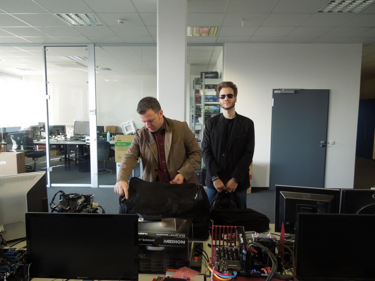 [07/03/2013] Reisende soll man bekanntlich nicht aufhalten, vor allem nicht diese beiden Herren. Raff und Carsten gehören nämlich zur Cebit-2013-Sondereinsatztruppe, die schon am Aufbautag auf der Suche nach spektakulärer oder brandneuer Hardware sind, um diese zu fotografieren oder ein unterhaltsames Filmchen zu drehen. Und wetten, die beiden sind mit Ihrem Business-Dress unter all den Aufbau-Hilfskräften aufgefallen.