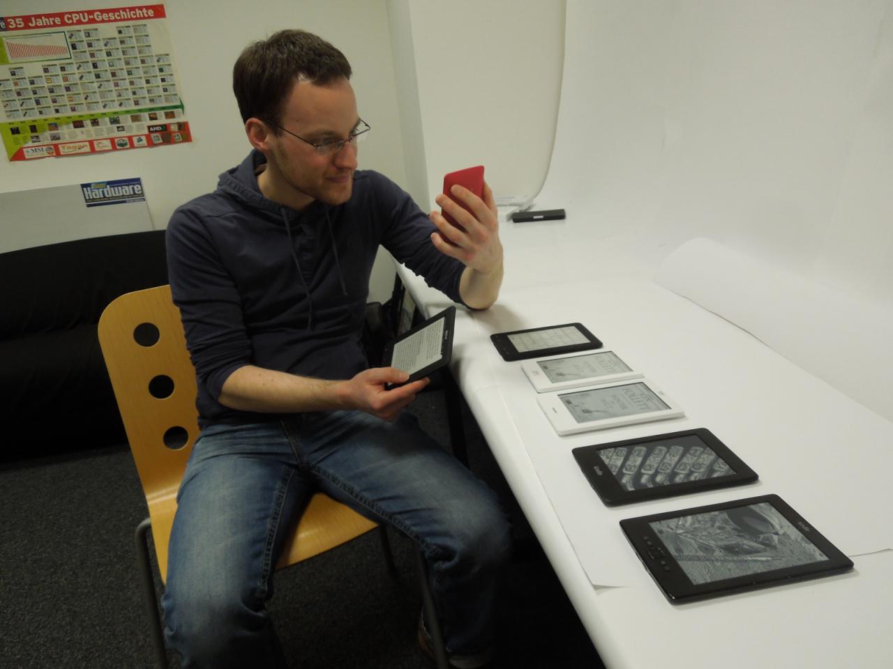[07/03/2013] Auch wenn Daniel kein Bücherwurm ist, für seinen E-Reader Test muss er trotzdem eine ganze Menge 
