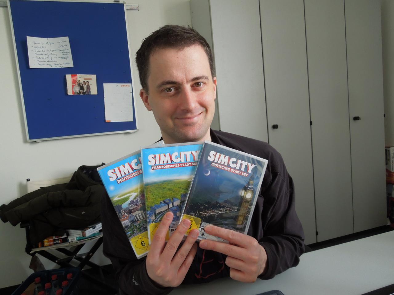 [07/03/2013] Thilo hat sich vorgenommen, seine per Diplom verbrieften kaufmännischen Kenntnisse für die virtuelle Städteplanung zu nutzen. Und wenn die Sim-City-Server am WE dann trotz der Versprechungen noch nicht erreichbar sind, muss er die drei Länder respektive deren Metropolen dann doch in Natura besuchen. Wetten, dass Cheffe dann 