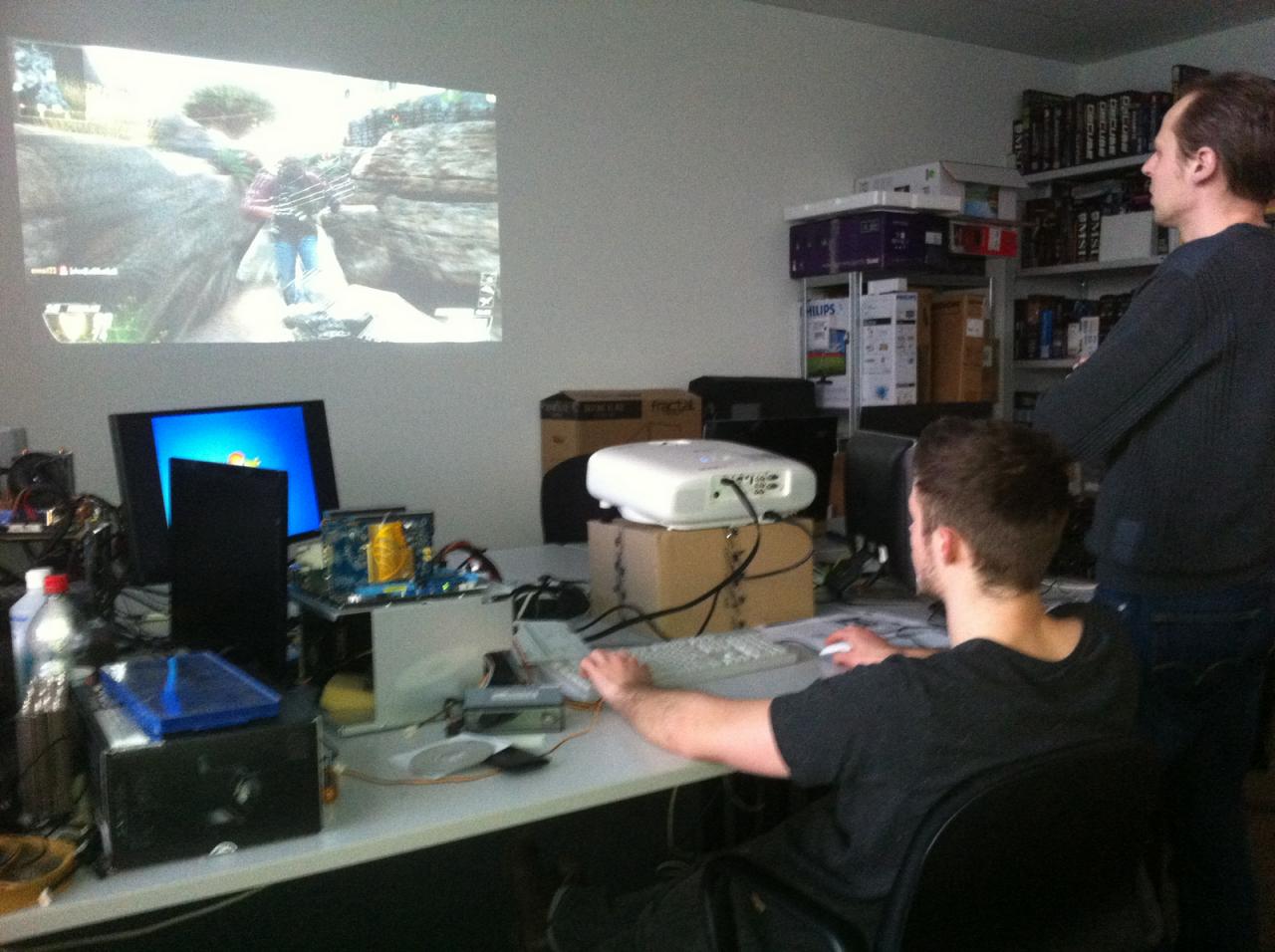 [15/03/2013] So macht Spielen mal richtig Spaß, denken sich nicht nur Marco und unser neuer Prakti Daniel. Kaum hatte Marco den Beamer angeworfen und seine Hilfskraft ein CoD-Mehrspieler-Match zocken lassen, da verirrten sich einige Kollege mehr oder weniger zufällig im eh schon vollgepackten und für die Gehäusetests dazu noch aufgeheizten Testlabor, um sich das Spektakel selbst einmal anzuschauen.