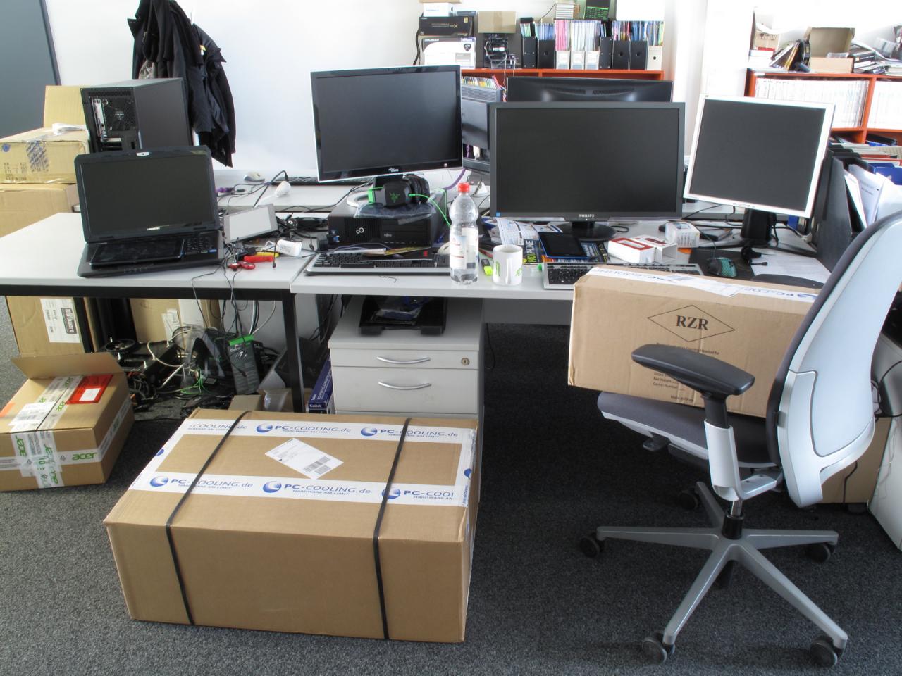 [15/03/2013] Und weg ist der Steinhart (so nennt Raff den Kollegen immer) und wie Sie sowie Herr Staudacher bei seiner Rückkehr sehen können, wartet schon wieder die Arbeit in Form von noch verpackten Testmustern. Da wird das wohl nichts mit dem Jet-Lag auskurieren, was Reinhard. 