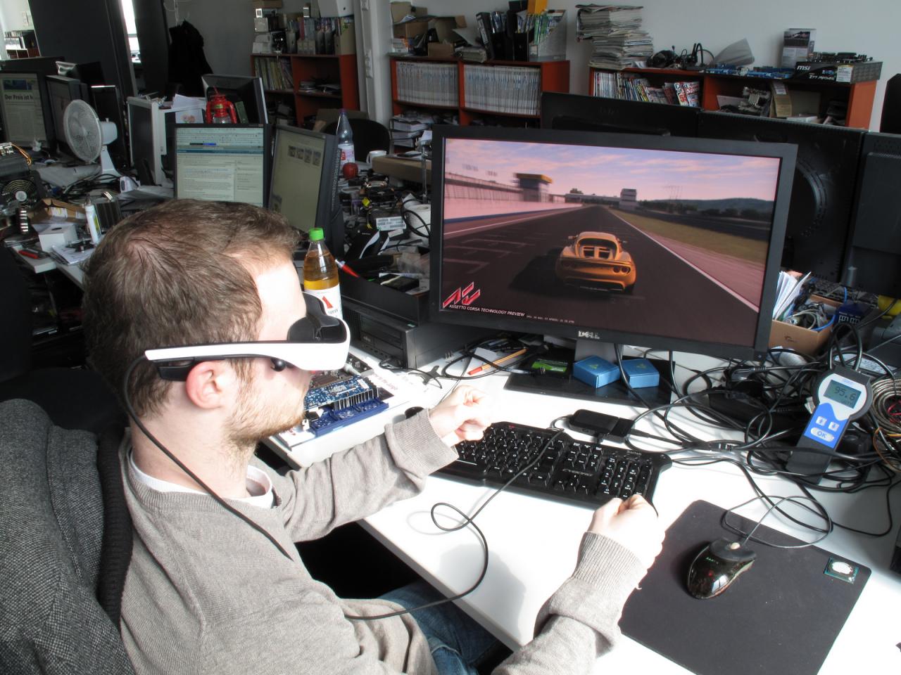 [15/03/2013] Unser BenchMarc weiß, wie die virtuelle Heizerei am meisten Spaß, macht und hat mal wacker sein reguläres Spekuliereisen gegen die Cinemizer OLED-3D-Brille ausgetauscht. Und dass die Kopfsteuerung (Head-Tracker) des Geräts auch schon zu funktionieren scheint, erkennen Sie an seinen Lenkbewegungen in der Luft. Aber Herr Sauter, für das Lenken müssen Sie schon noch in die Tasten greifen.
